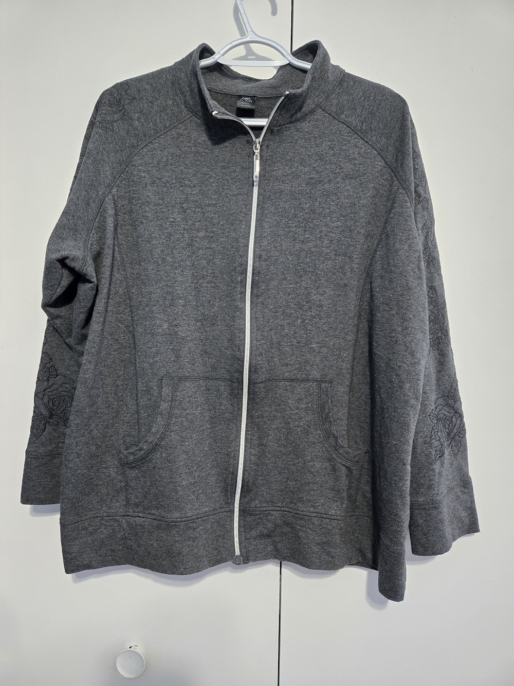 AVÉ Leisure Gray Zip Up Jacket 18/20 Plus Size Embroidered Sleeve‎ Casual